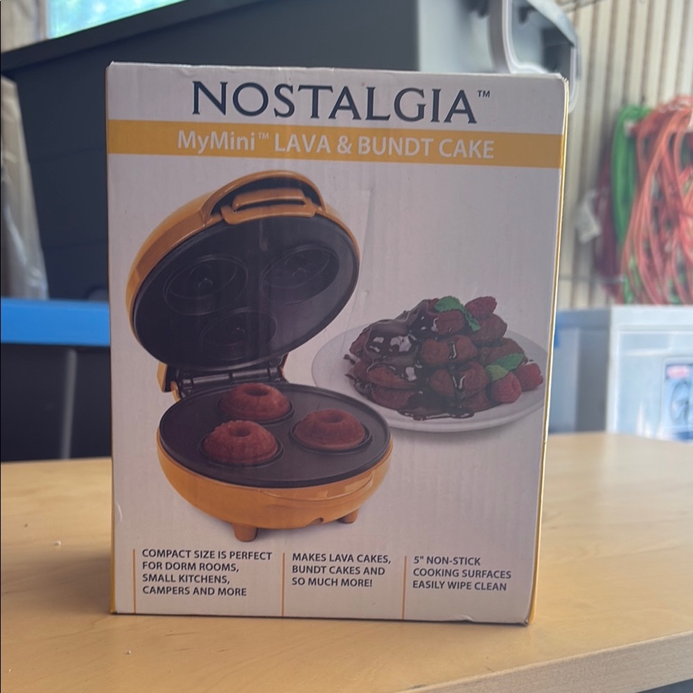 Nostalgia MyMini Yellow Cake Maker